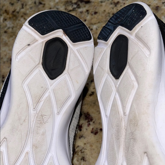 Nike Training Lightweight Mesh Sneakers in White and Black - Picture 9 of 12